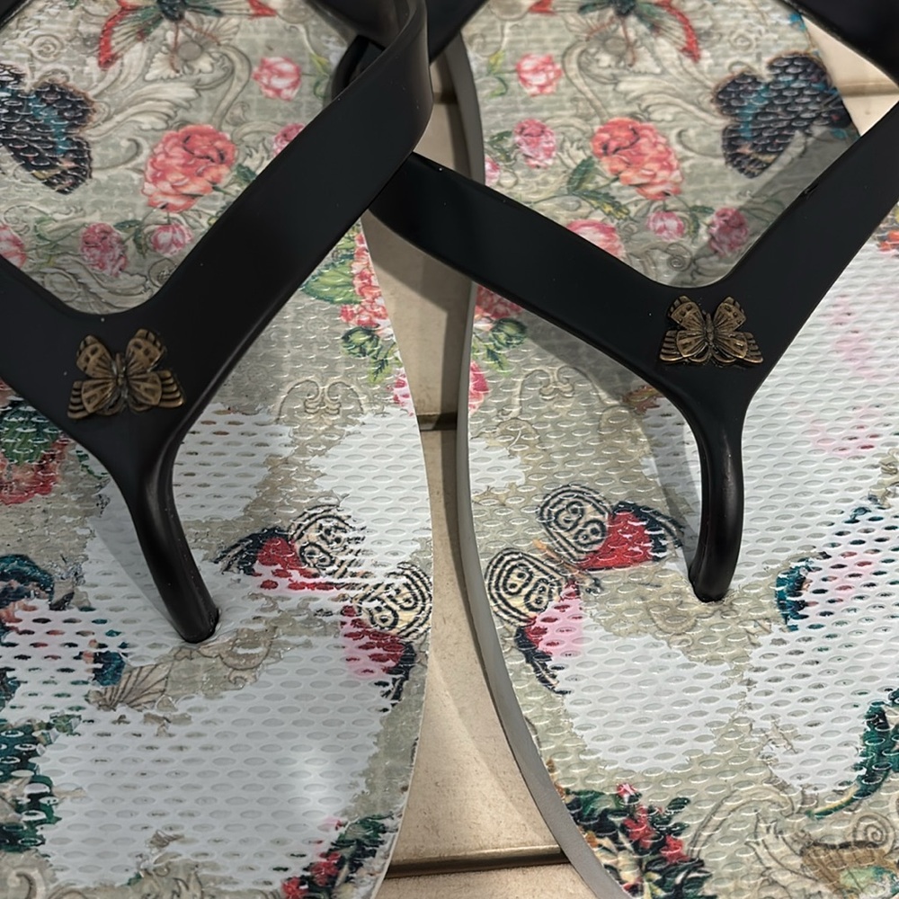 Johnny Was “Holly” Floral Butterfly Flip Flops Sandals Slip On Size 9-10 - Picture 4 of 6